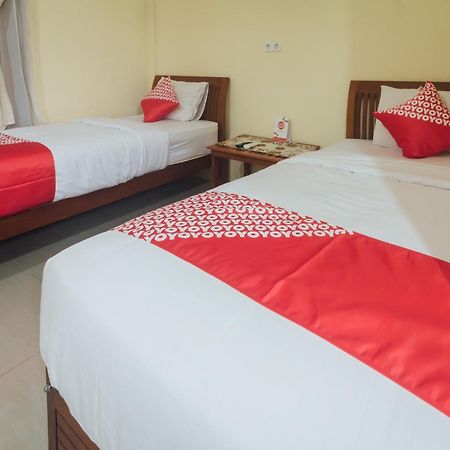 Vaccinated Staff - Oyo 1300 Crecia Guest House Hatu Luaran gambar