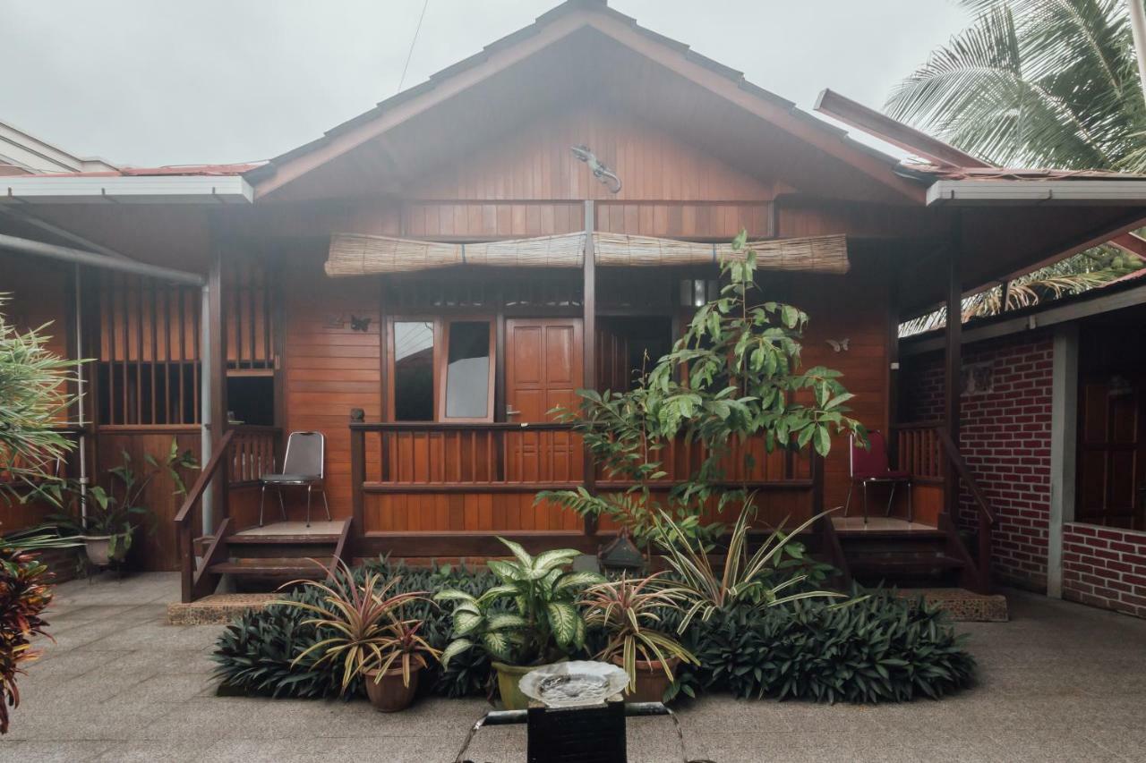Vaccinated Staff - Oyo 1300 Crecia Guest House Hatu Luaran gambar
