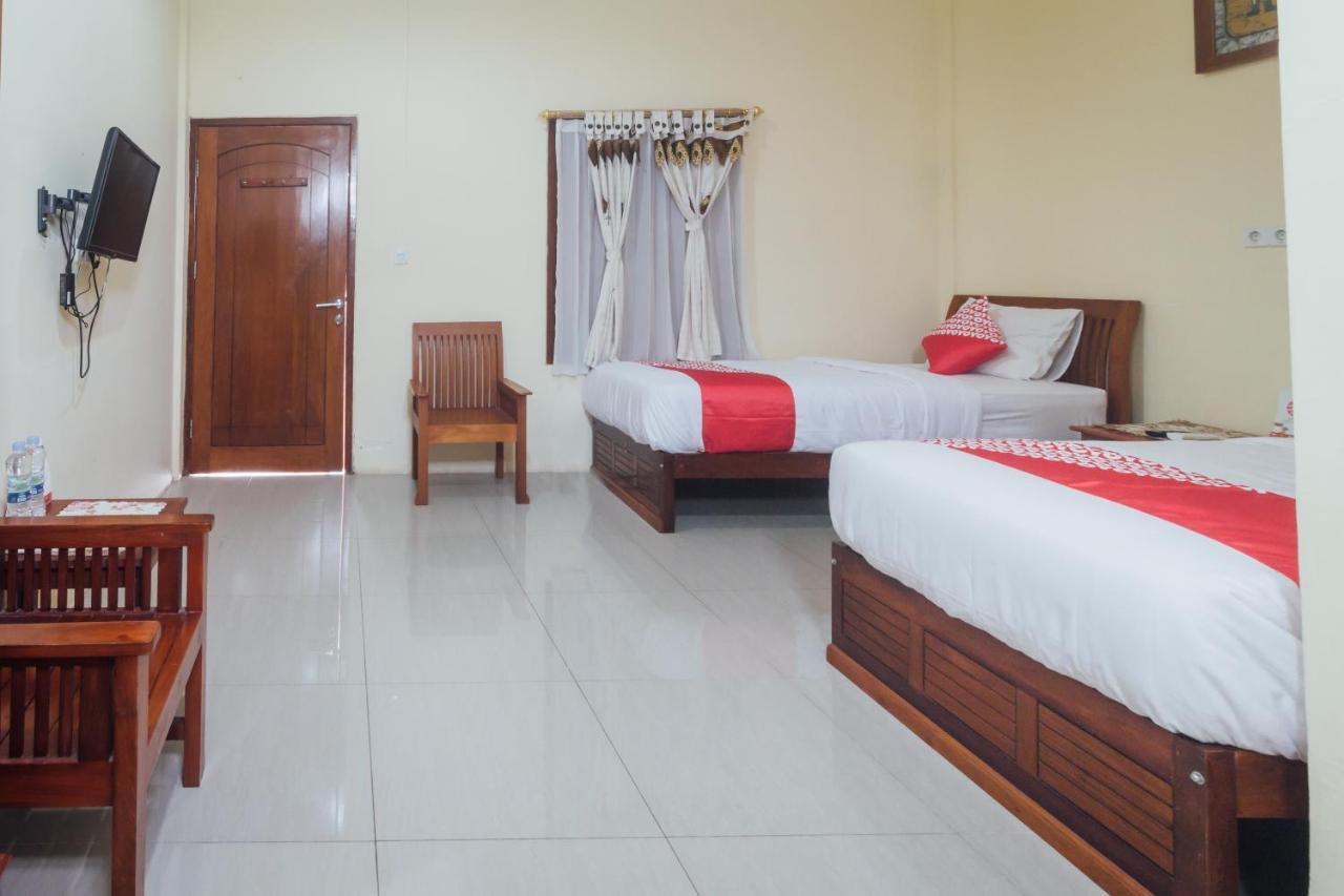 Vaccinated Staff - Oyo 1300 Crecia Guest House Hatu Luaran gambar