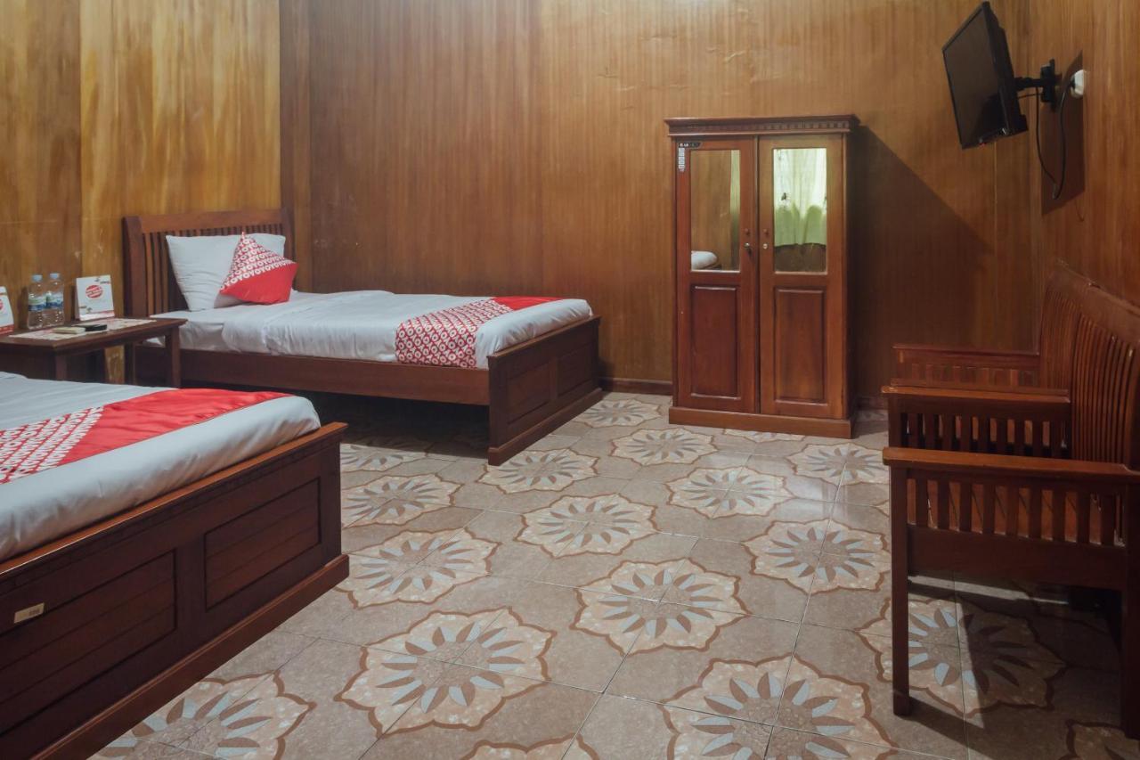 Vaccinated Staff - Oyo 1300 Crecia Guest House Hatu Luaran gambar