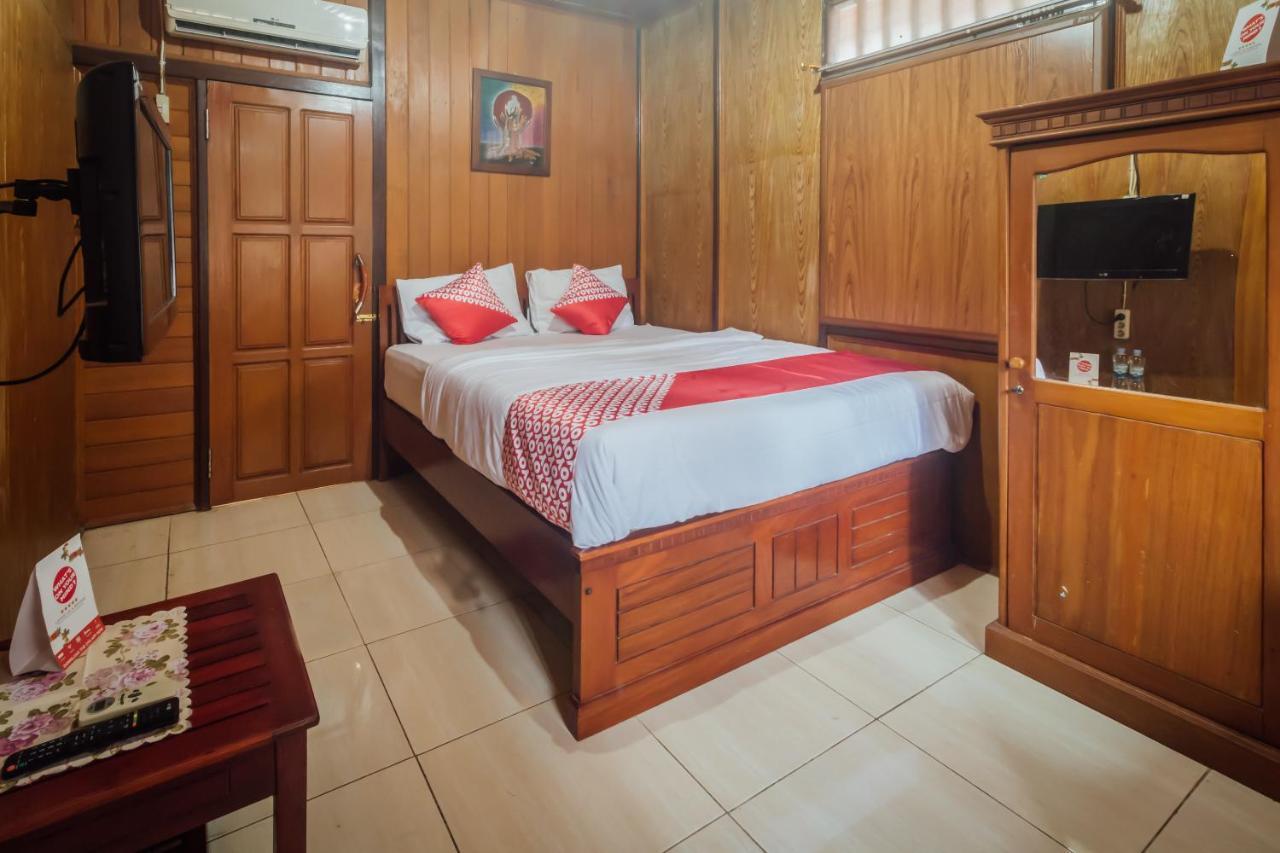 Vaccinated Staff - Oyo 1300 Crecia Guest House Hatu Luaran gambar