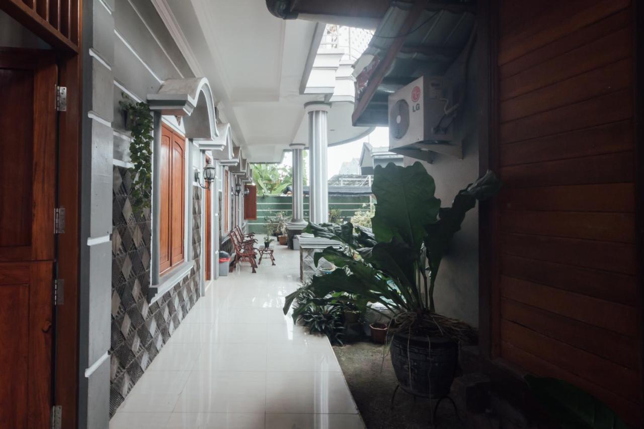Vaccinated Staff - Oyo 1300 Crecia Guest House Hatu Luaran gambar