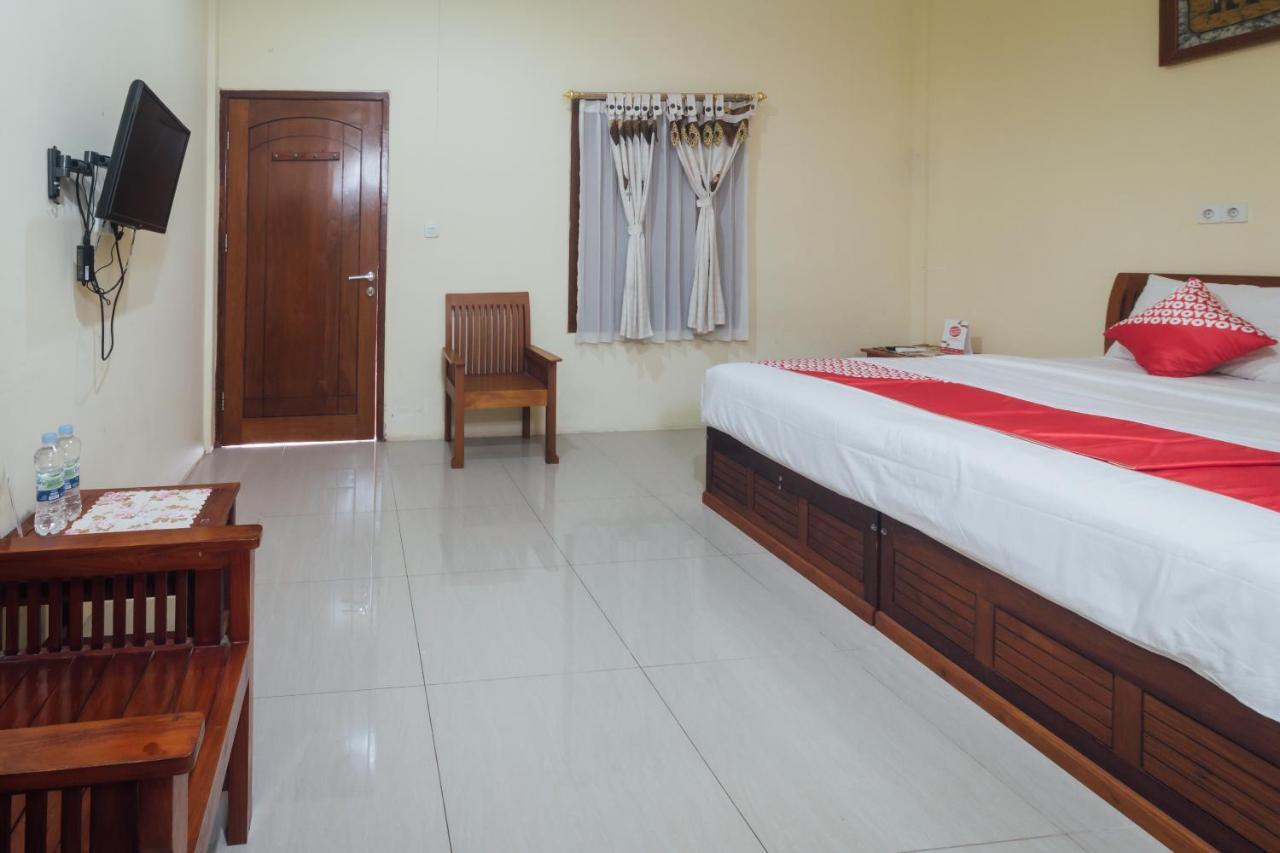 Vaccinated Staff - Oyo 1300 Crecia Guest House Hatu Luaran gambar