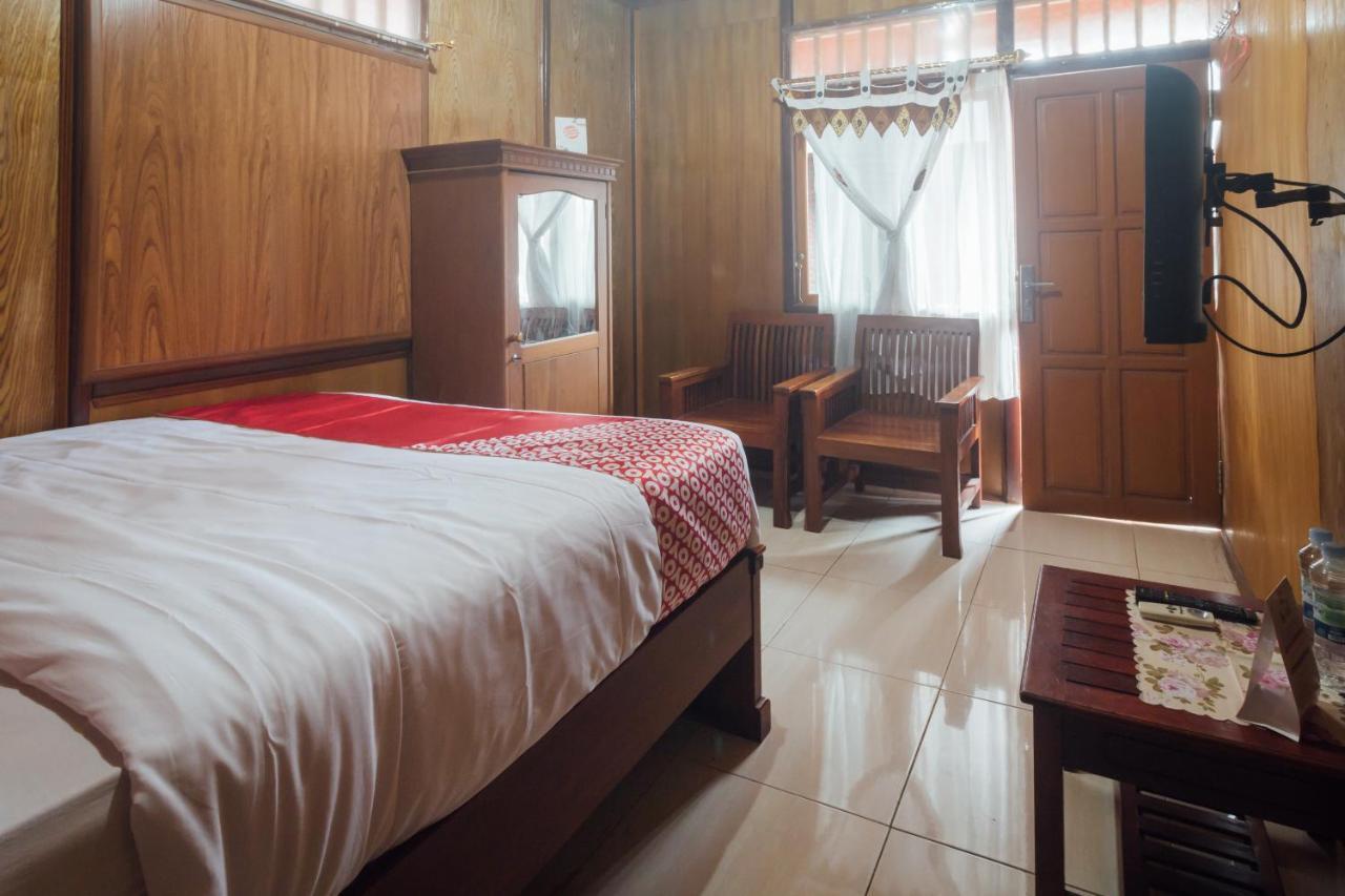 Vaccinated Staff - Oyo 1300 Crecia Guest House Hatu Luaran gambar