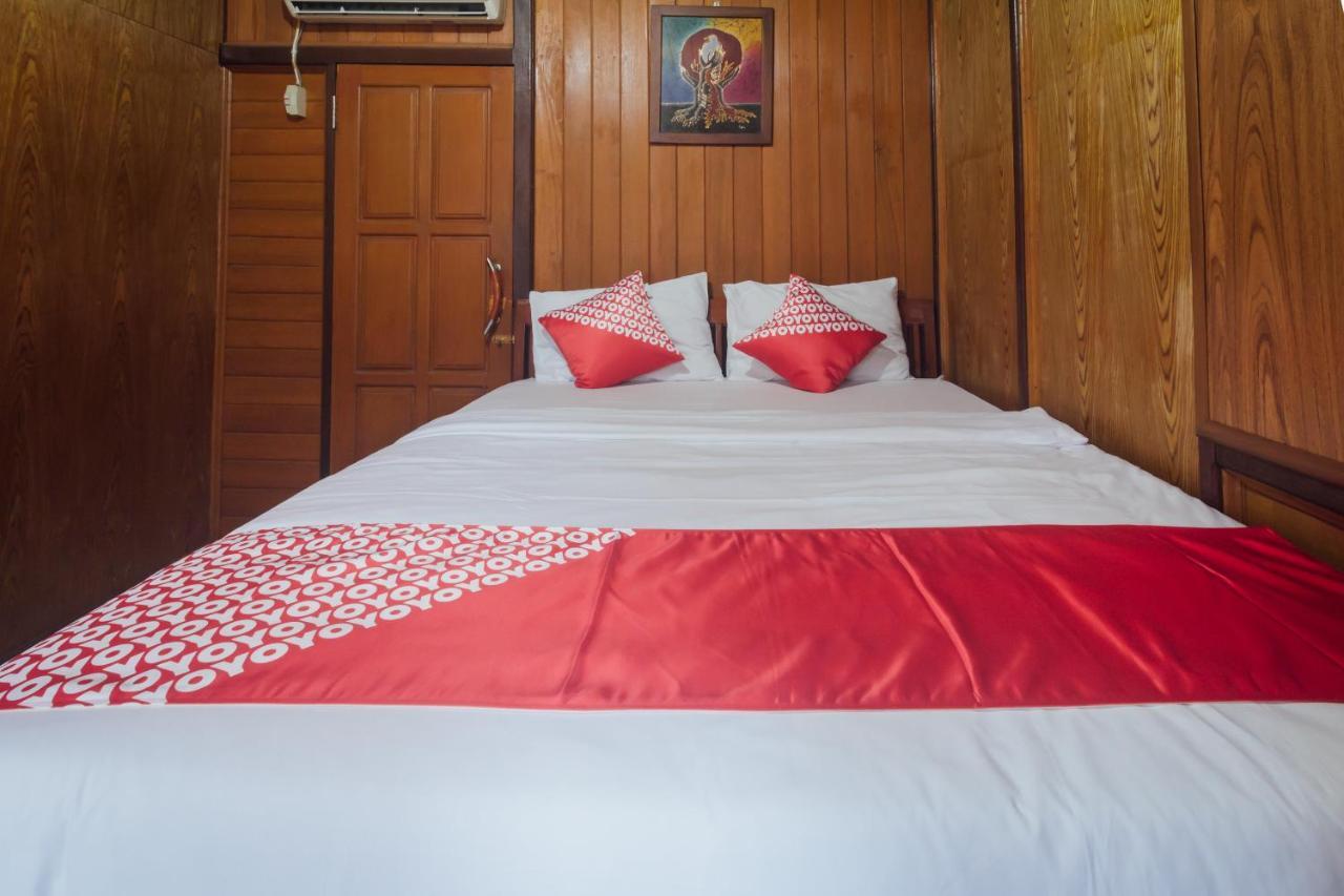 Vaccinated Staff - Oyo 1300 Crecia Guest House Hatu Luaran gambar